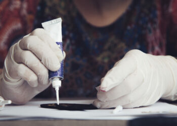 Chemia w klejach – kontrola Inspekcji Handlowej