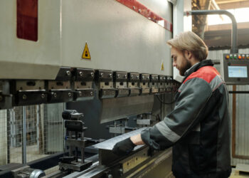 Produkcja przemysłowa: co trzecia firma chce zatrudniać nowych pracowników, co trzynasta redukować etaty