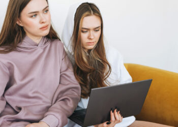 Nastolatki spędzają przed komputerem nawet 12 godzin na dobę