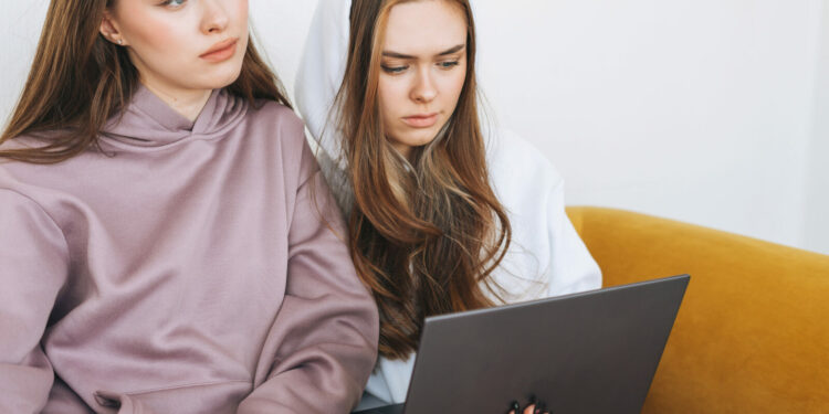 Nastolatki spędzają przed komputerem nawet 12 godzin na dobę