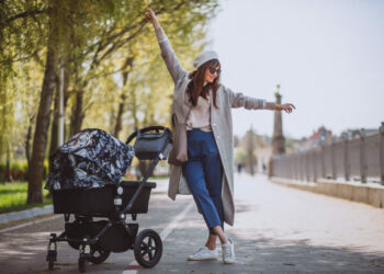 Wózki do samolotu – co warto wiedzieć przed lotem z małym dzieckiem?