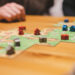 Gry planszowe pomagają w doskonaleniu umiejętności matematycznych dzieci. Wystarczą krótkie, regularne sesje