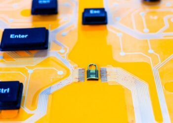 Komputera- ekspert radzi, jak być bezpiecznym w sieci nie tylko od święta