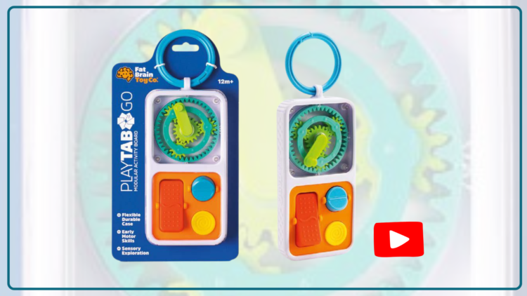 Zestaw dwóch kolorowych, magnetycznych kwadratów sensorycznych w elastycznej ramce z klipsem do zawieszenia na wózku lub foteliku; elementy można wymieniać i przesuwać, zabawka kompatybilna z systemem PlayTab.